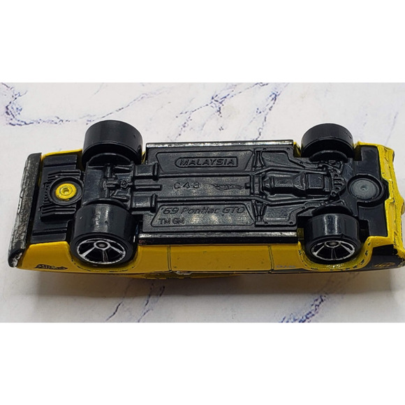 Hot Wheels 2010 Muscle Mania Series Yellow '69 Pontiac GTO - Picture 6 of 6